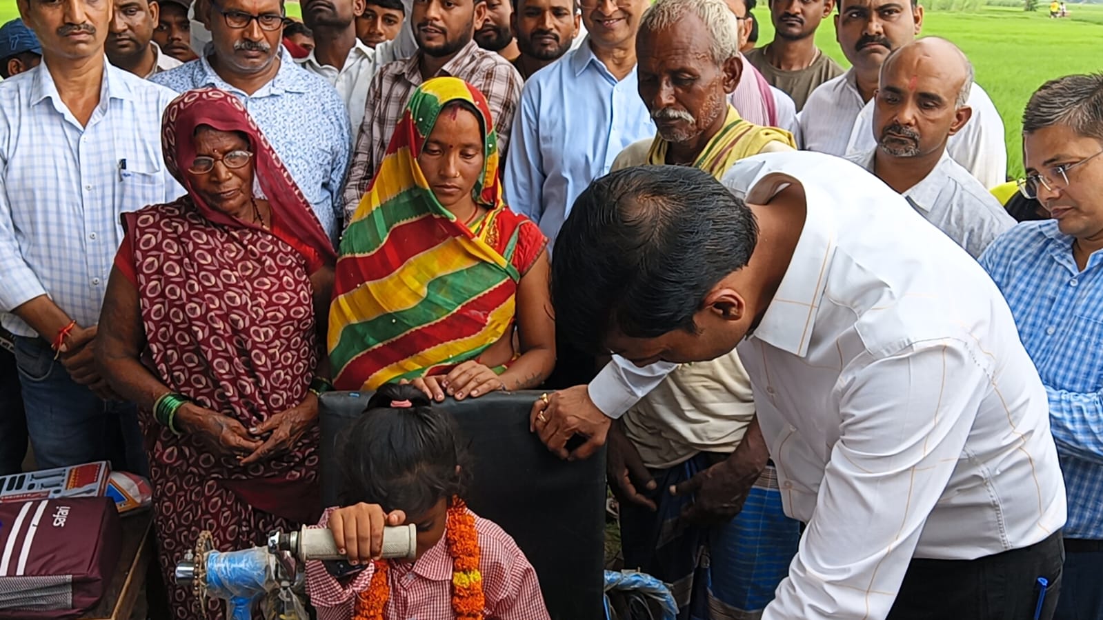 बलिया के रानीपुर में दिव्यांग रागनी को मिला ट्राईसाइकिल