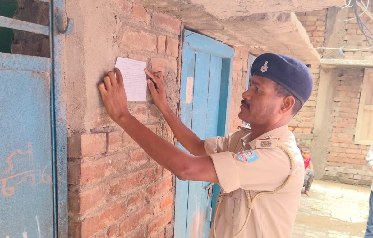 ईसापुर में अभियुक्त के घर जमशेदपुर पुलिस ने चस्पाया इश्तेहार