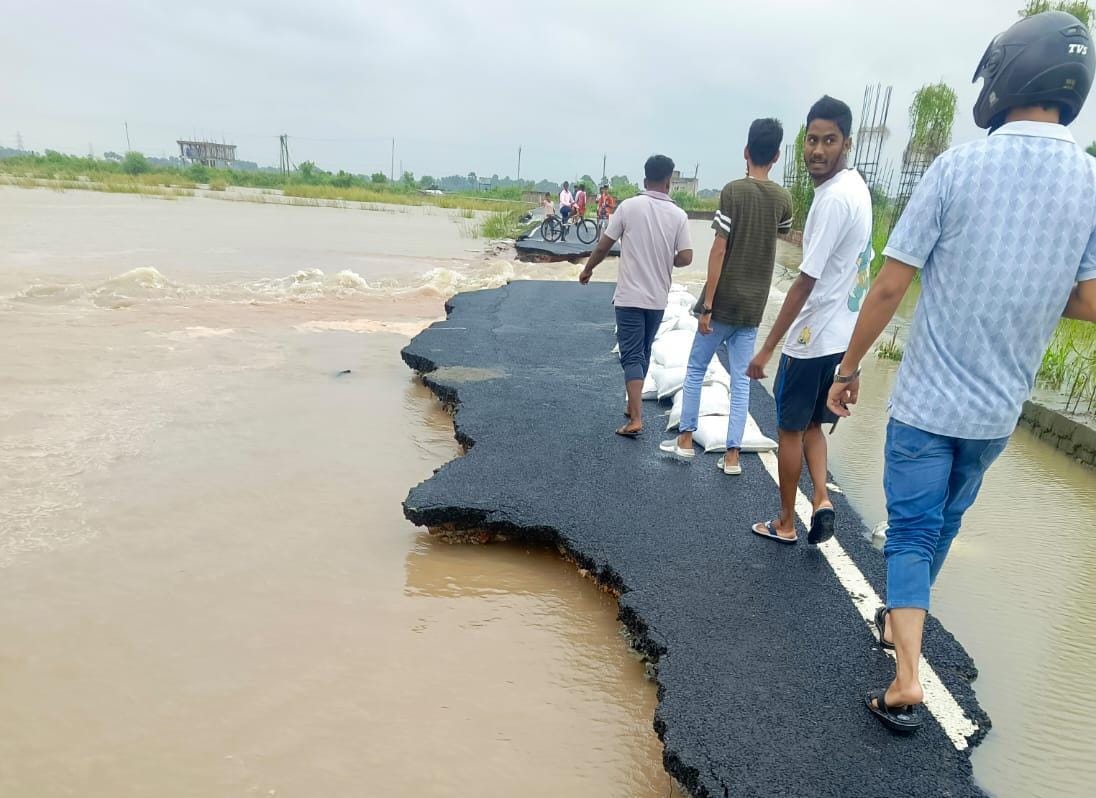 गौरीचक में बाढ़ का कहर, सड़क टूटी तो थम गया गांवों का संपर्क