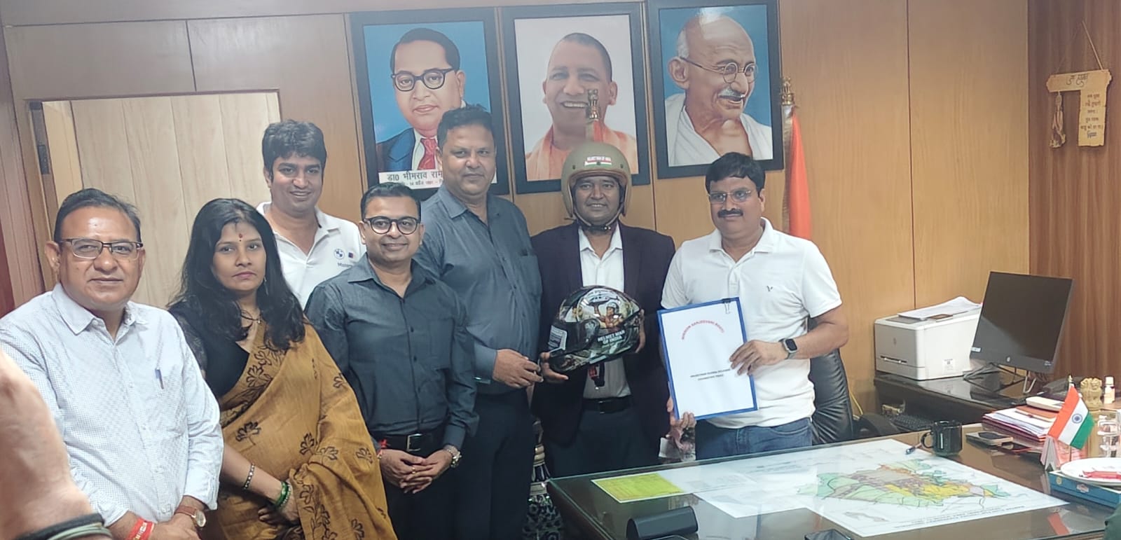 हेलमेट मैन ऑफ इंडिया ने यमुना प्राधिकरण को ज्ञापन सौंपा