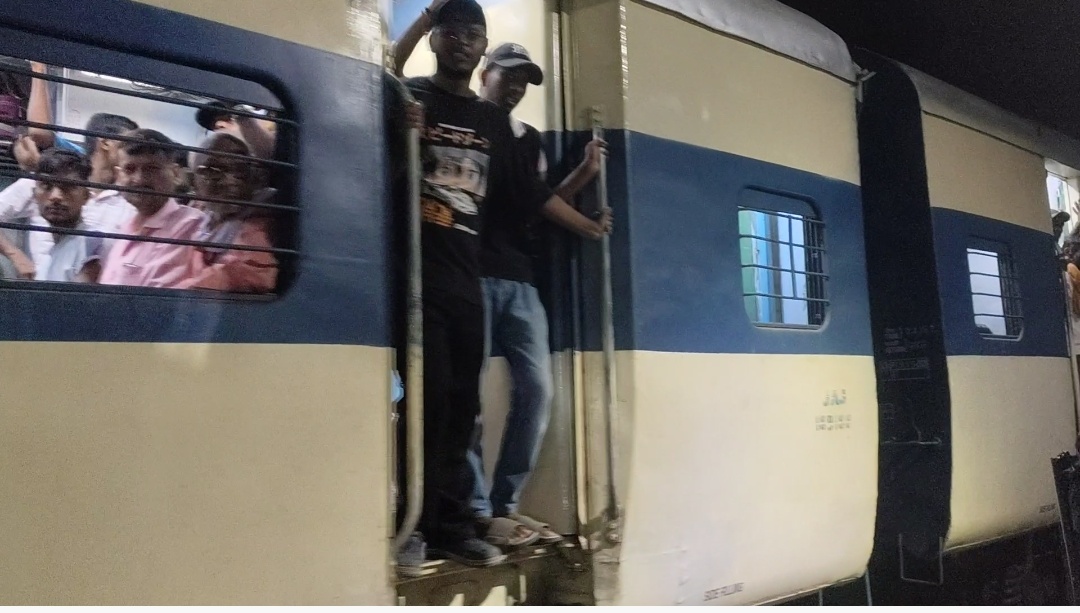 कई दिनों के बाद पुनपुन नदी पुल से गुजरी गया-पटना सवारी ट्रेन, यात्रियों में खुशी