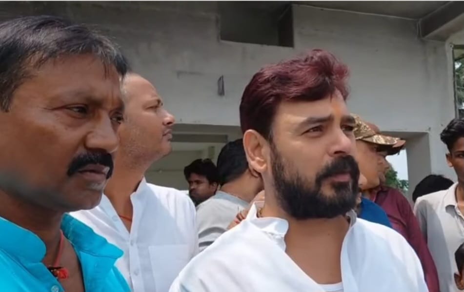टुनटुन यादव ने बाढ़ पीड़ितों के बीच सामग्री का वितरण किया