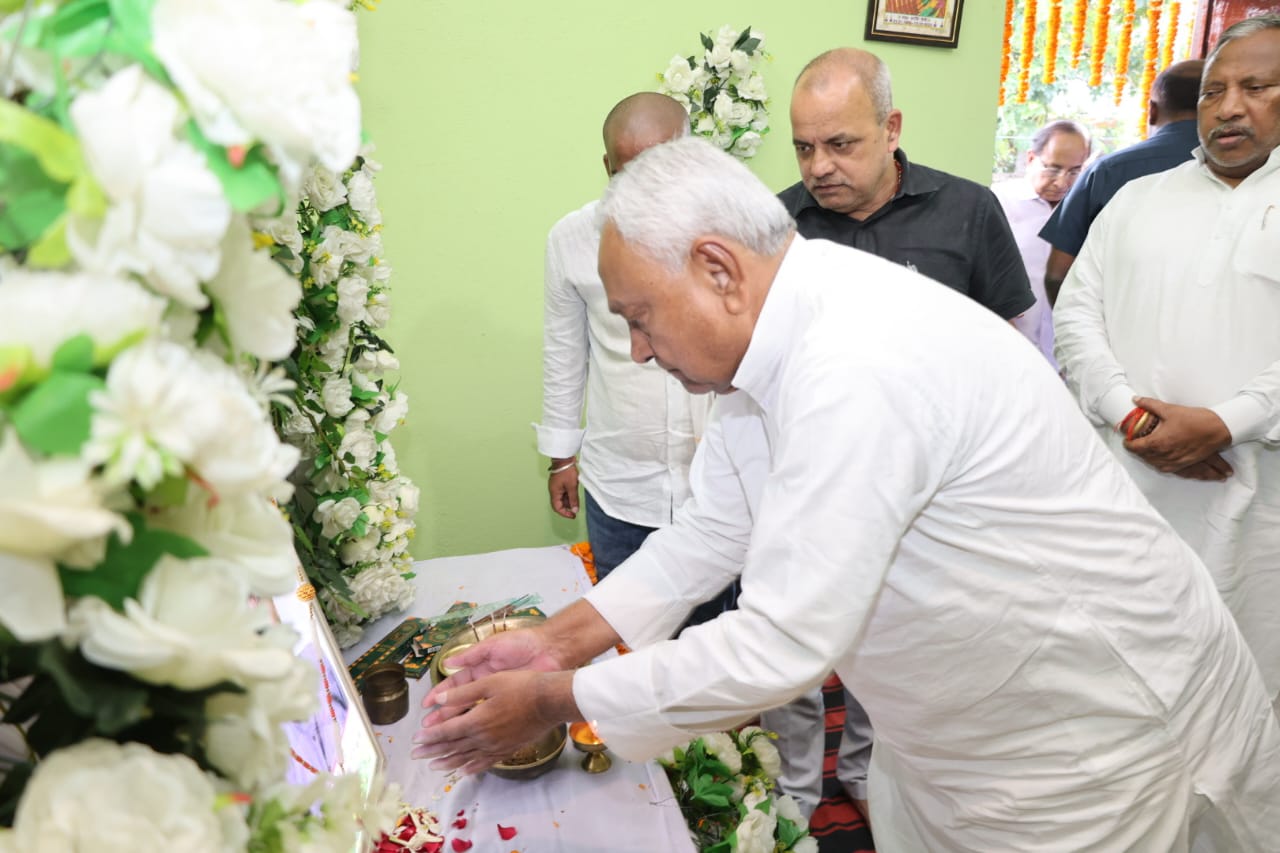 श्रद्धांजलि सभा : स्व० देवलाल प्रसाद के निधन पर शोकाकुल परिवार से मिले नीतीश कुमार