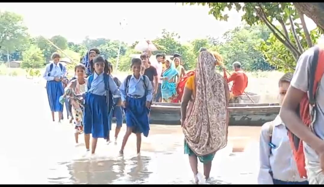 जलस्तर के बीच नाव से पढ़ने स्कूल जाने के लिए मजबूर छात्र