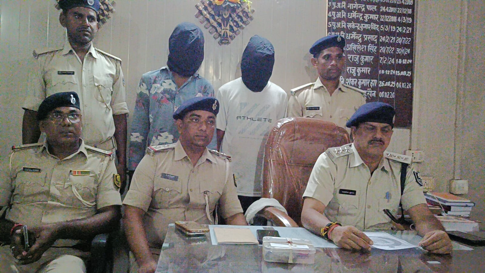 घर का ताला तोड़कर आभूषण व नकदी चोरी मामले में दो गिरफ्तार