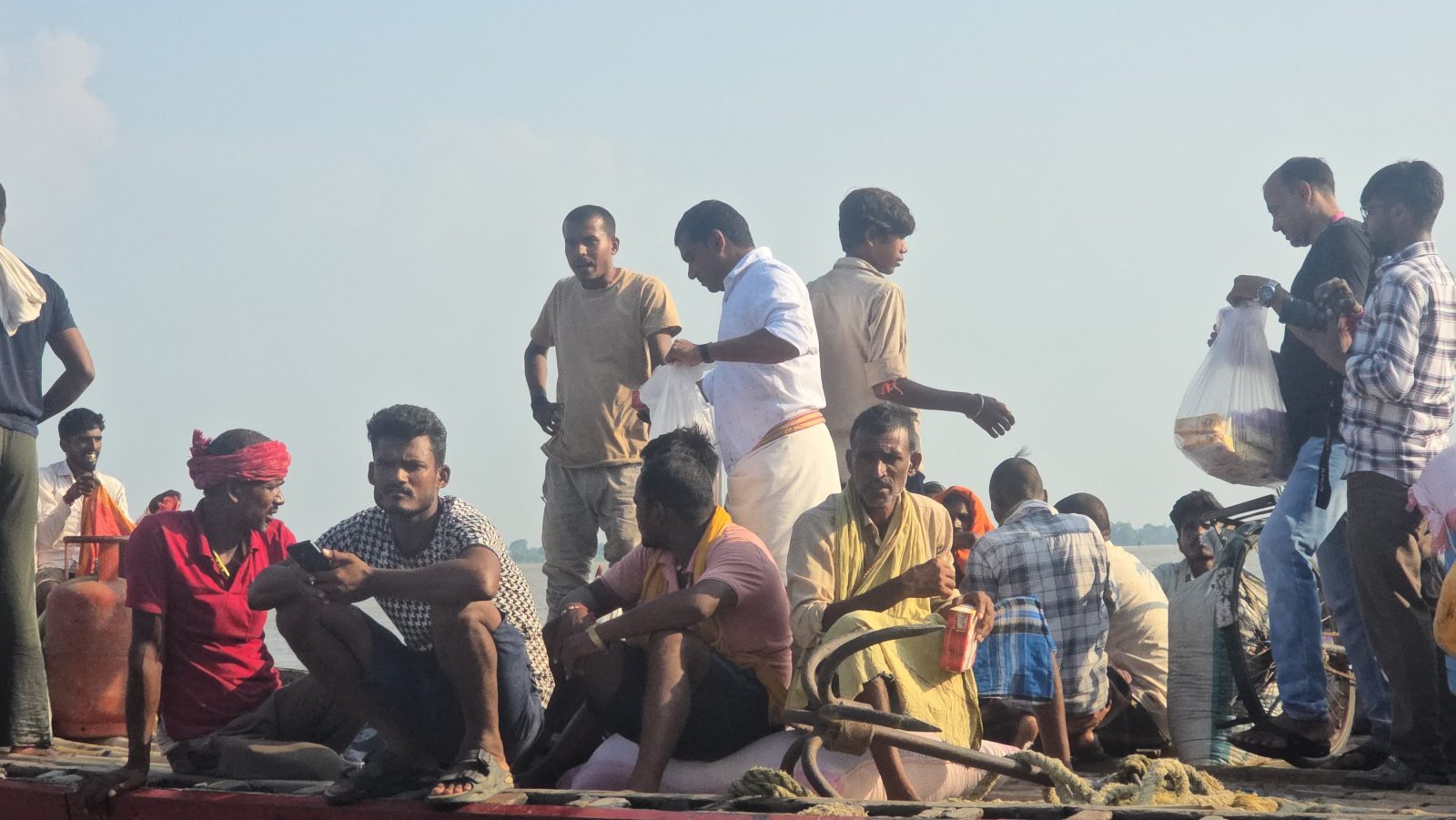 महावीर मंदिर ने बाढ़ पीड़ितों के बीच बांटा अल्पाहार