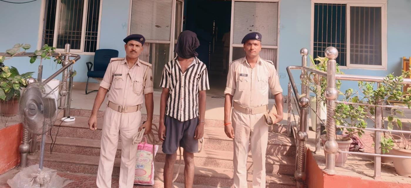 चोरी की बाइक पर 28 लीटर देसी शराब के साथ शराब तस्कर गिरफ्तार