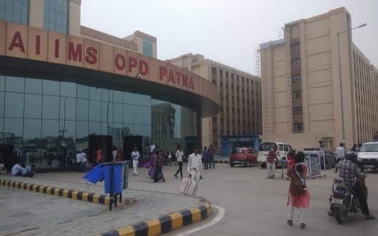 एम्स में नौकरी दिलाने के नाम पे ढाई लाख रूपये मांगने का आरोप