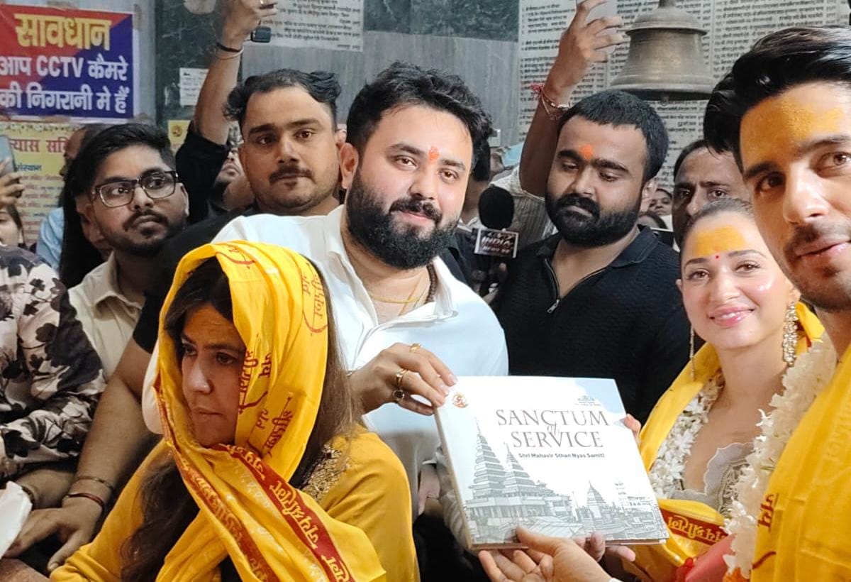 फ़िल्म 'वन' की टीम ने पटना जंक्शन स्थित महावीर मंदिर में की पूजा-अर्चना