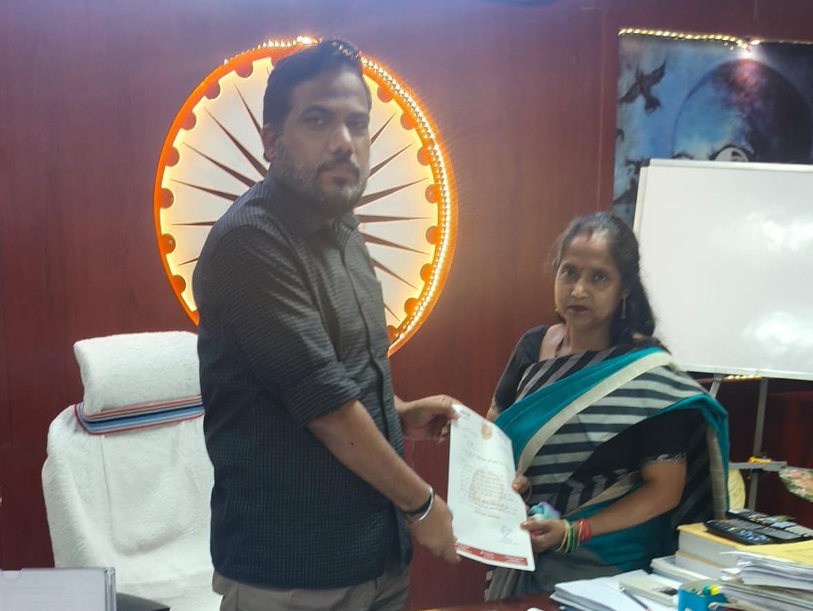 नालों में गोबर-मल-मूत्र बहाने पर रोक की मांग, वार्ड 60 की पार्षद ने नगर आयुक्त को सौंपा पत्र