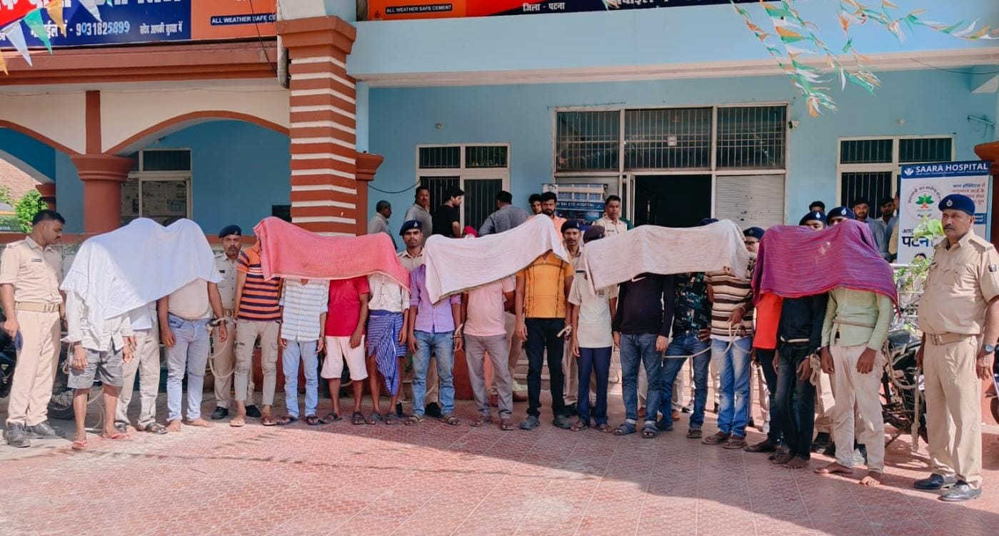 चौक थाना पुलिस की बड़ी कार्रवाई में 17 गिरफ्तार