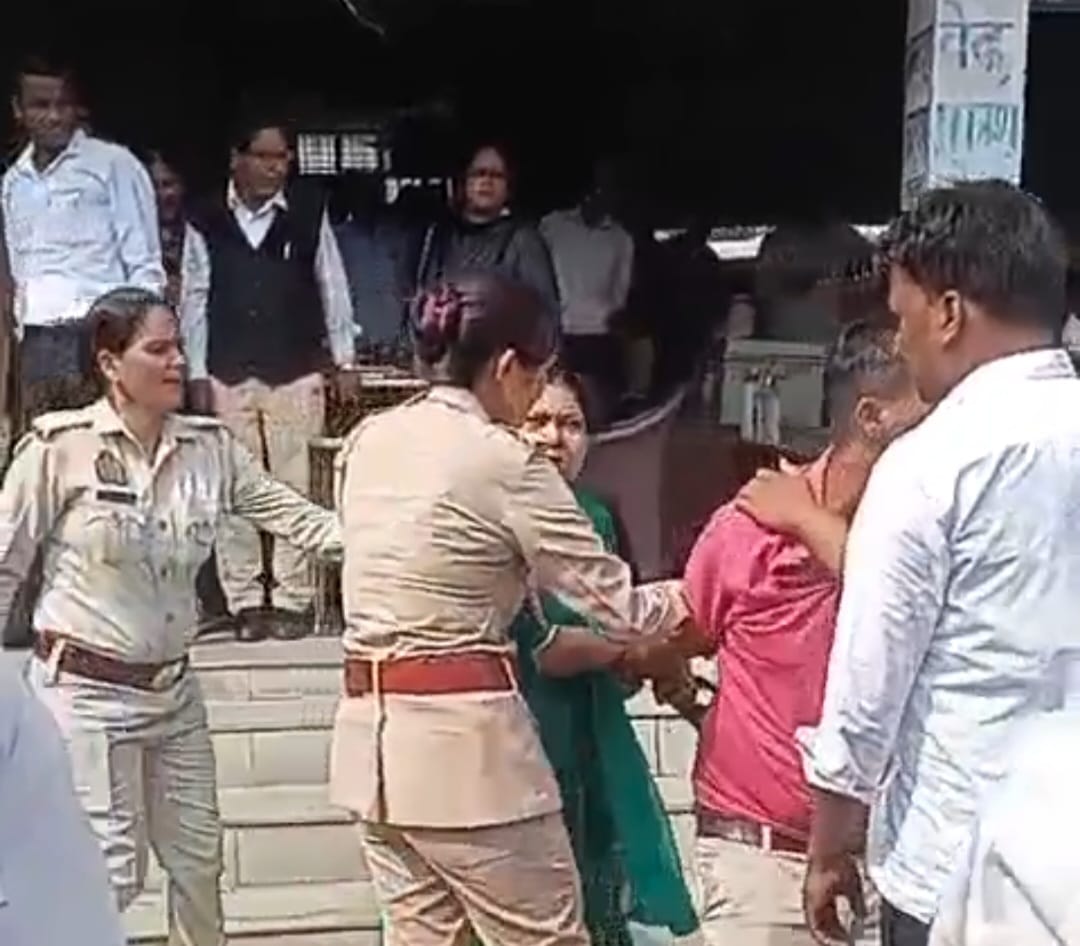 पत्नी और उसकी माँ ने की पति की जमकर पिटाई