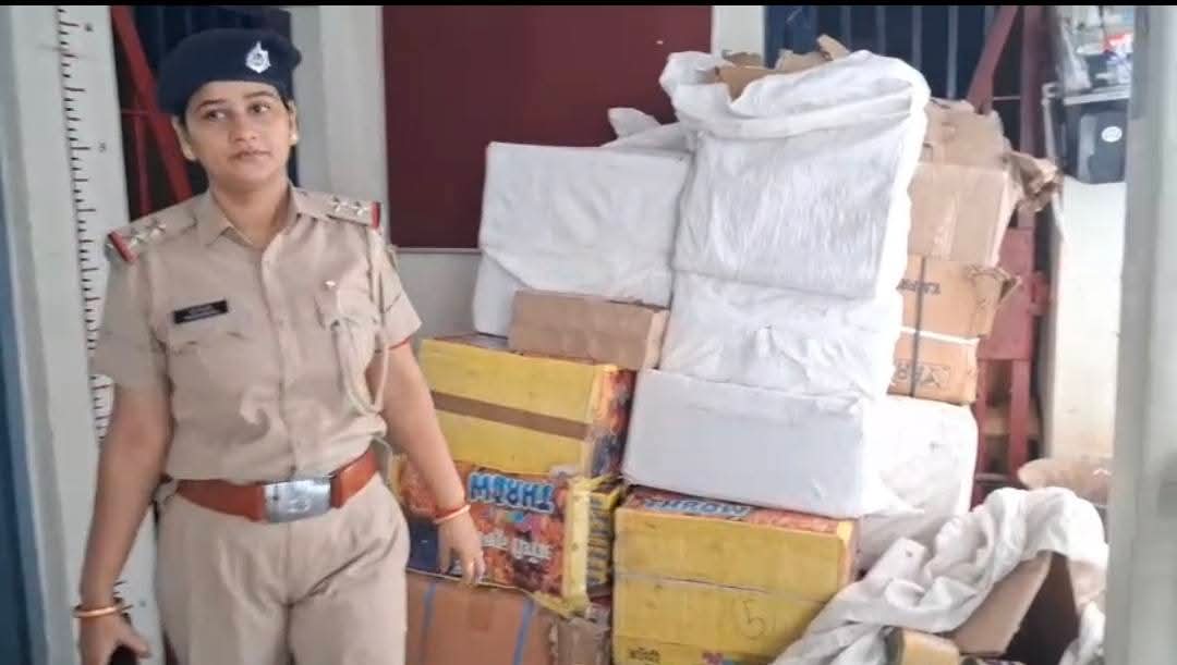 अवैध पटाखे के गोदाम में छापेमारी, भारी मात्रा में पटाखा बरामद