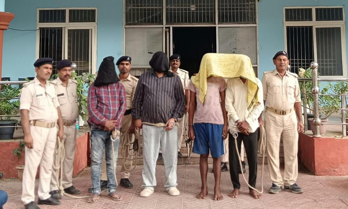 चौक थाना पुलिस ने चार लोगों को गिरफ्तार किया