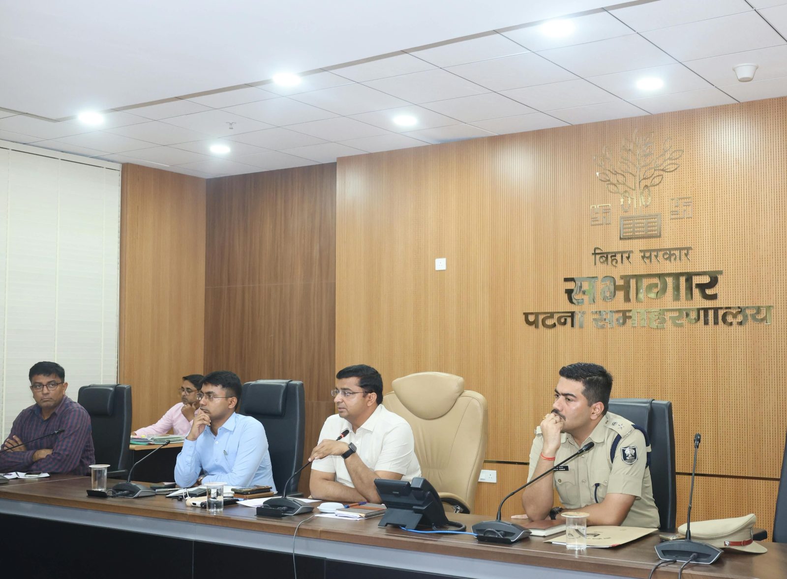 बाढ़ एवं अत्यधिक वर्षा से क्षतिग्रस्त सड़कों की मिशन मोड में मरम्मती सुनिश्चित करें : जिलाधिकारी