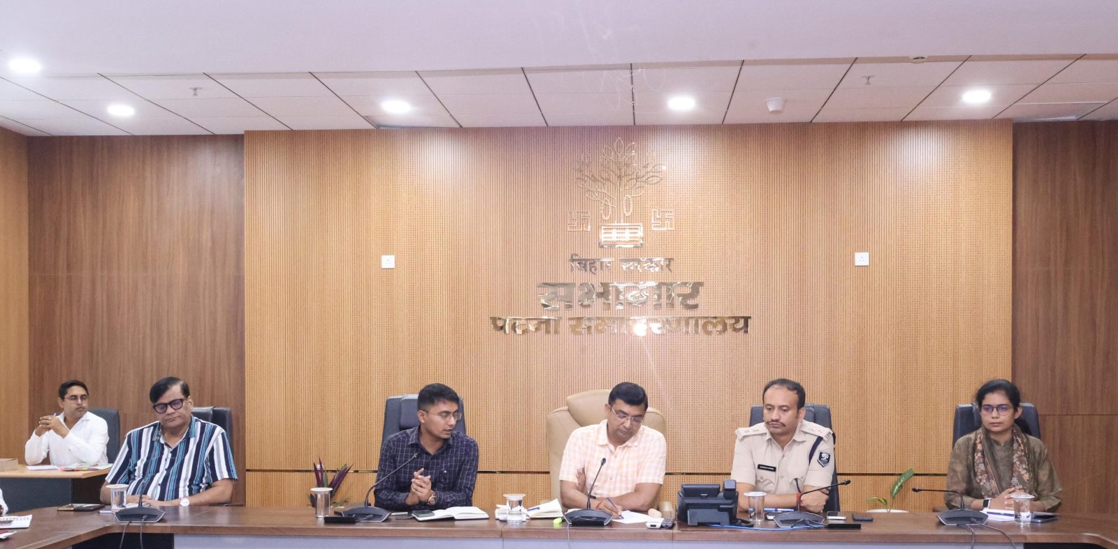 पंचायत सरकार भवनो को पूरी तरह क्रियाशील रखें : डीएम