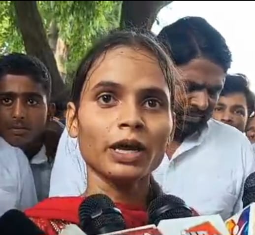 छात्रों ने प्रदर्शन कर जिला प्रशासन को दिया अल्टीमेटम
