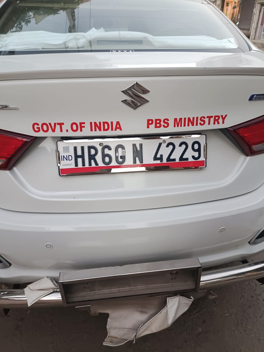 गाड़ियों पर फर्जी सरकारी पट्टीयां-नंबर प्लेट और हूटर लगाकर रौब जमाने का आरोप