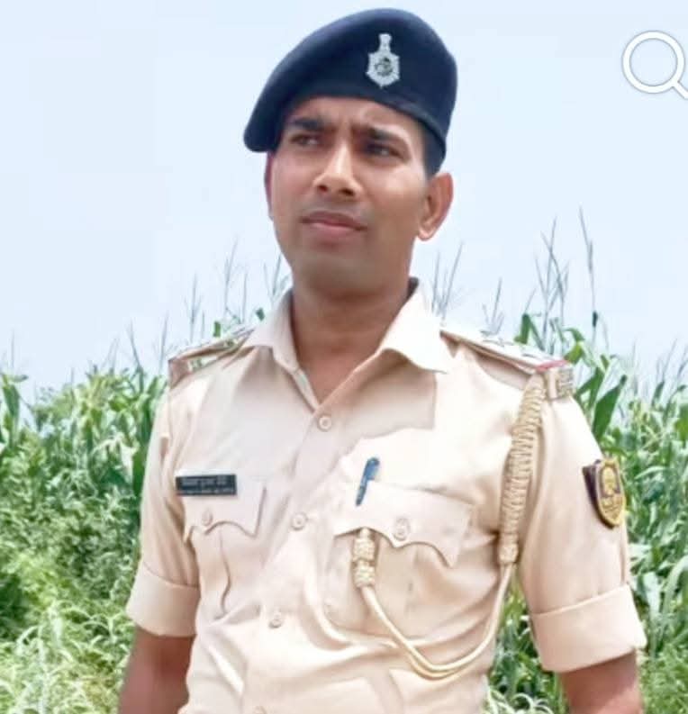 अपहरण कांड के खुलासा में बेहतर कार्य के लिए फुलकाहा थानाध्यक्ष को एसपी ने दिया प्रशस्ति-पत्र