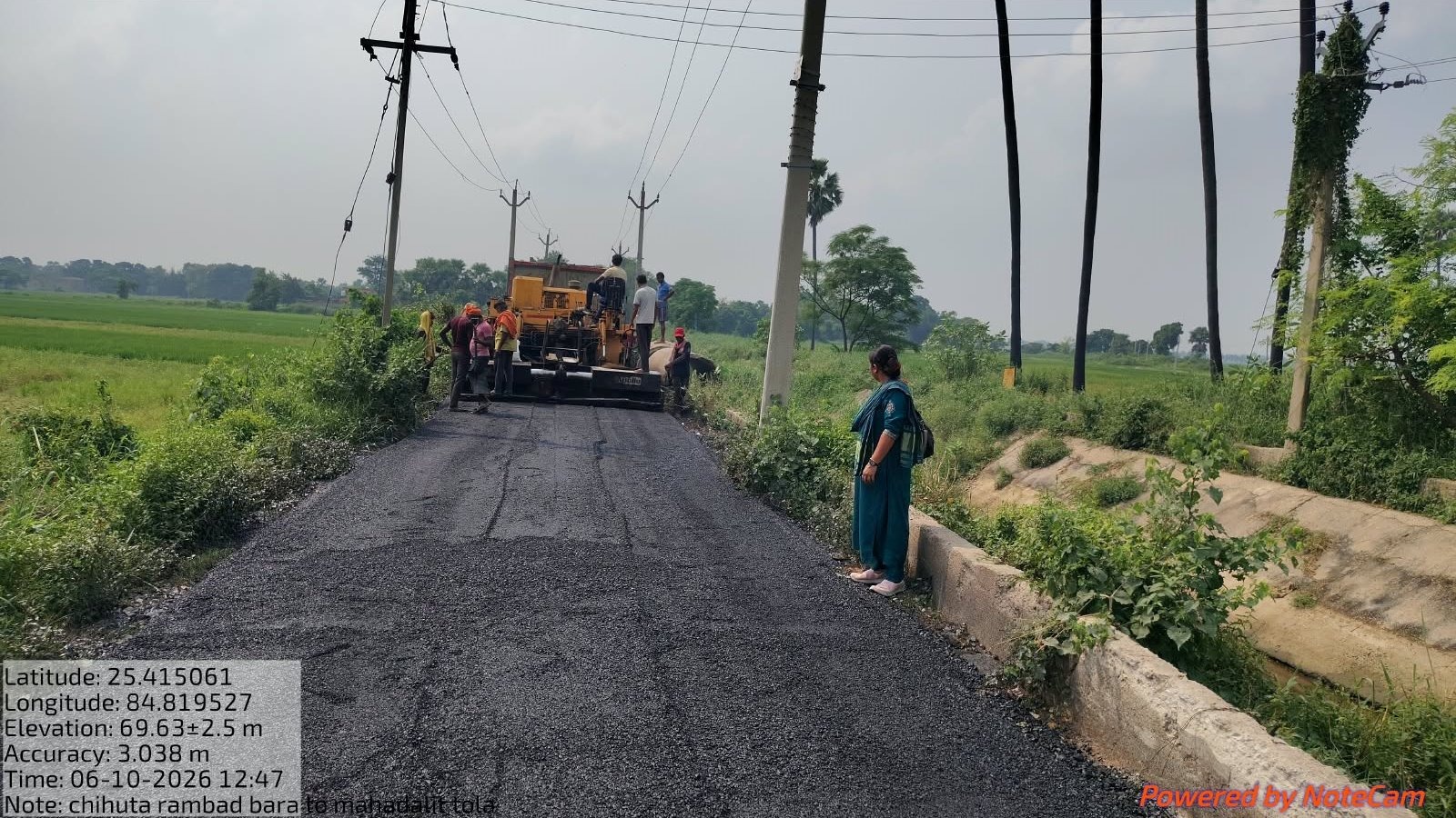 बाढ़ एवं अत्यधिक वर्षा से क्षतिग्रस्त सड़कों की तेजी से हो रही मरम्मति