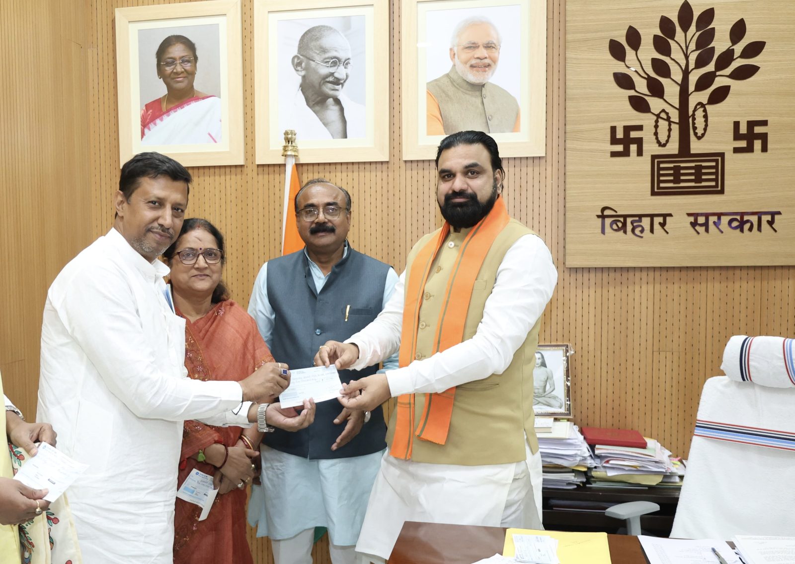 मुख्यमंत्री बाढ़ राहत कोष में विधायक रत्नेश कुशवाहा ने दिया एक माह का वेतन