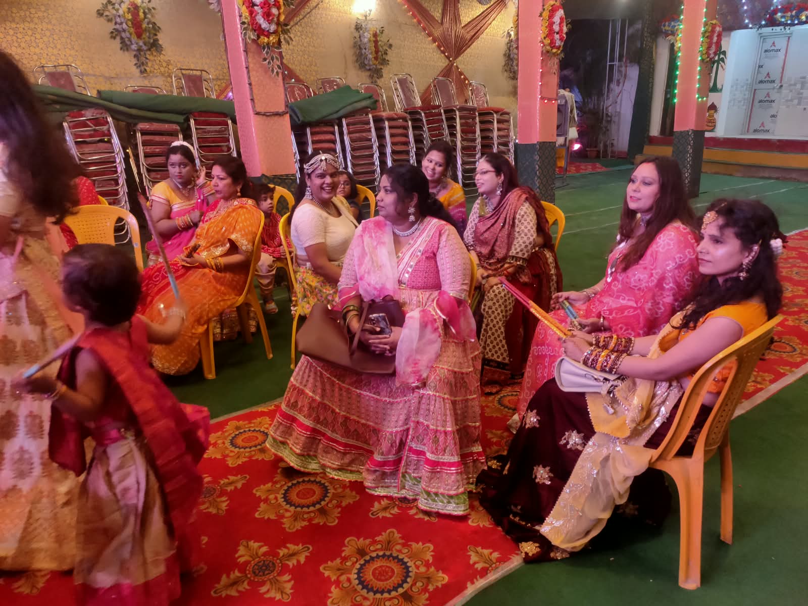 फ़िल्मी गीतों पर गरबा-डांडिया, क्विंस क्लब के मिलन समारोह में महिलाओं ने बांधा समा
