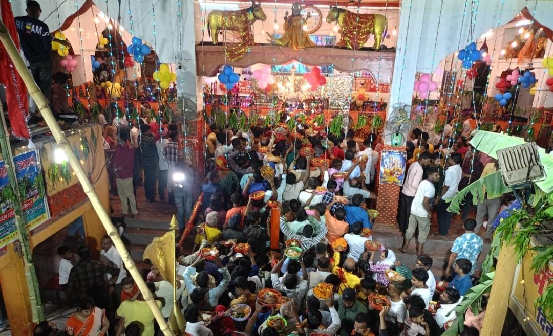 शीतला माता मंदिर में आस्था का सैलाब: पहले दिन लाखों श्रद्धालुओं ने किये दर्शन