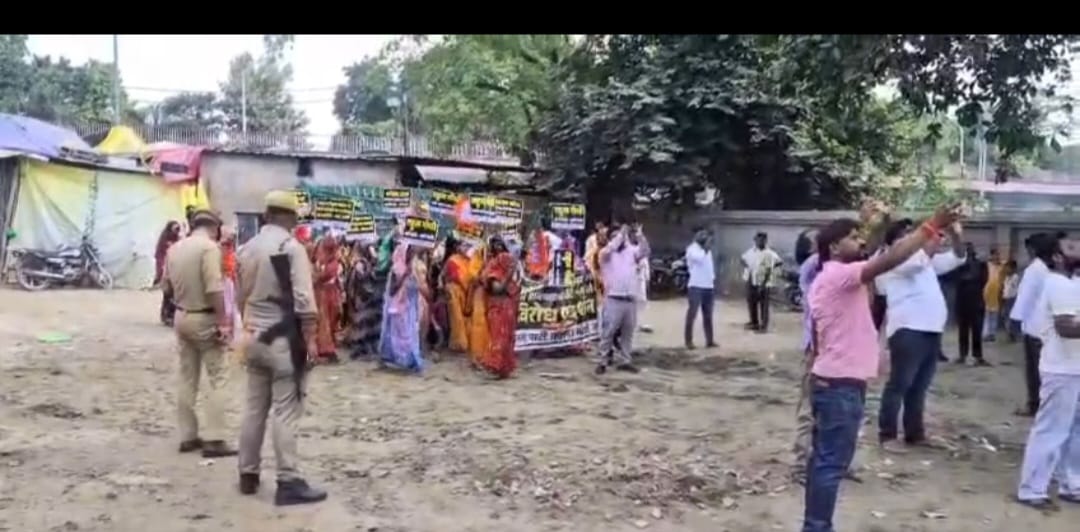 कांग्रेस कार्यालय के छत पर चढ़कर हुई जमकर नारेबाजी