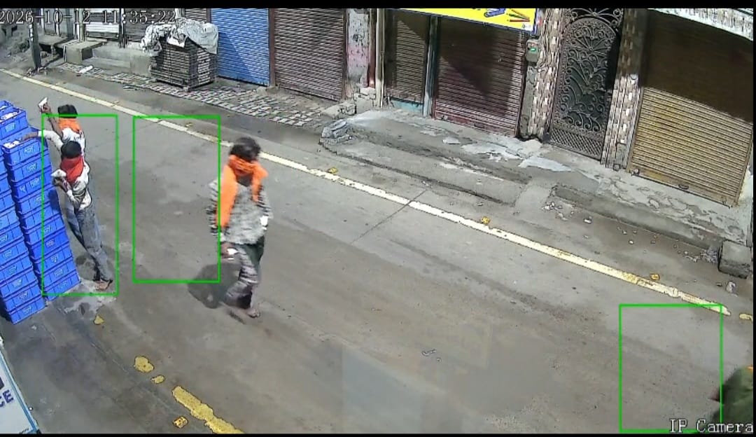 दूध की थैलियां ले उड़े 4 किशोर, CCTV ने खोली पोल तो दुकानदार बोला...