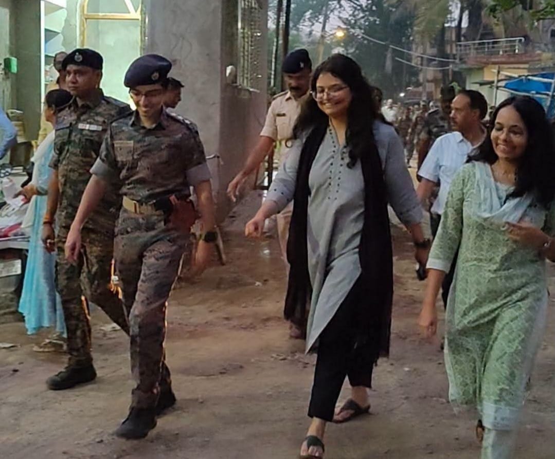 दुर्गा पूजा से पहले पुलिस का फ्लैग मार्च
