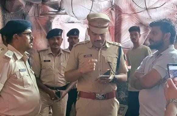 दुर्गा पूजा को लेकर यातायात एसपी ने पूजा पंडालों का निरीक्षण किया
