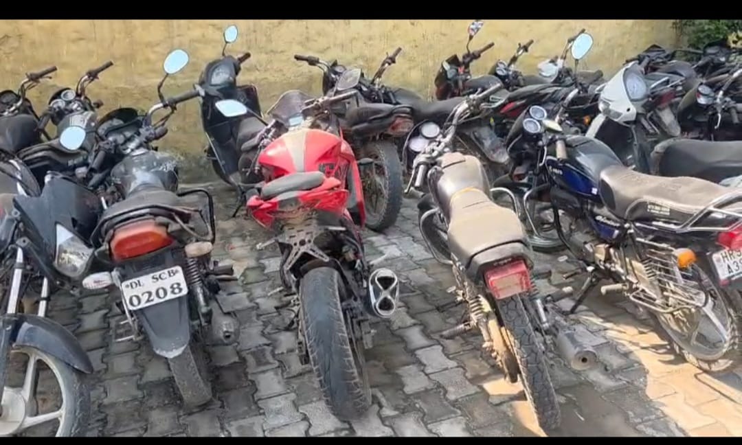 ट्रैफ़िक नियम तोड़ने वालों पर पुलिस का शिकंजा