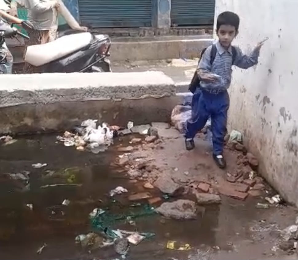 नगर निगम की लापरवाही जयंतीपुर मीना नगर गली की हालत बदहाल