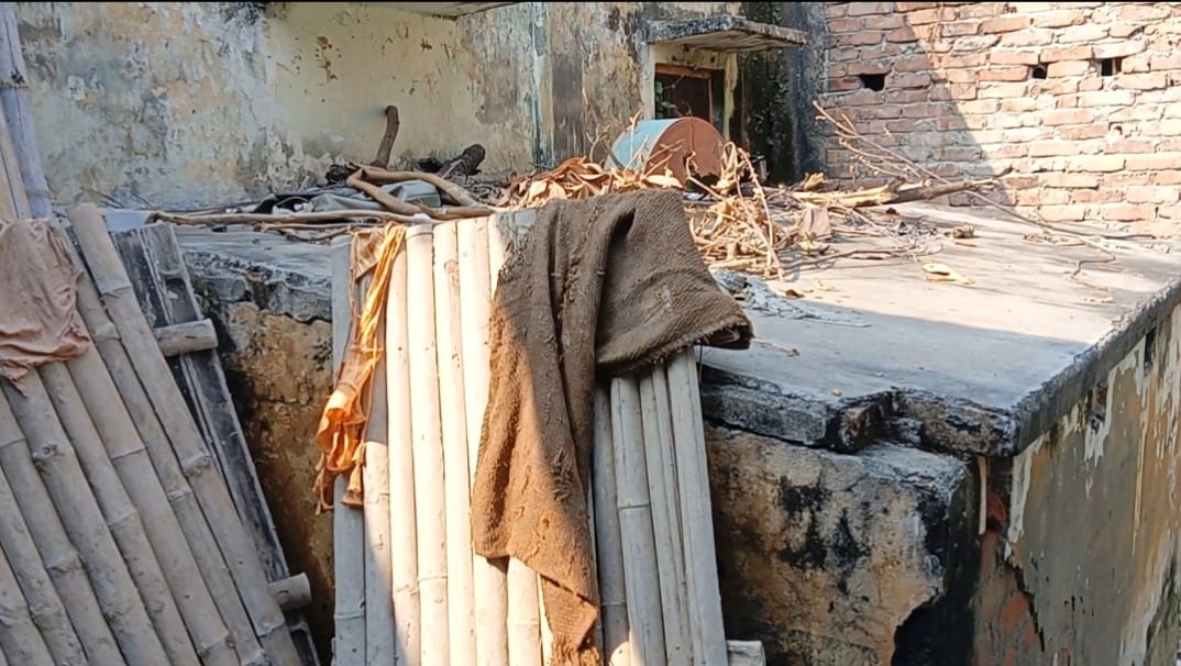 प्राथमिक विद्यालय के भूमि पर दबंगों का कब्जा