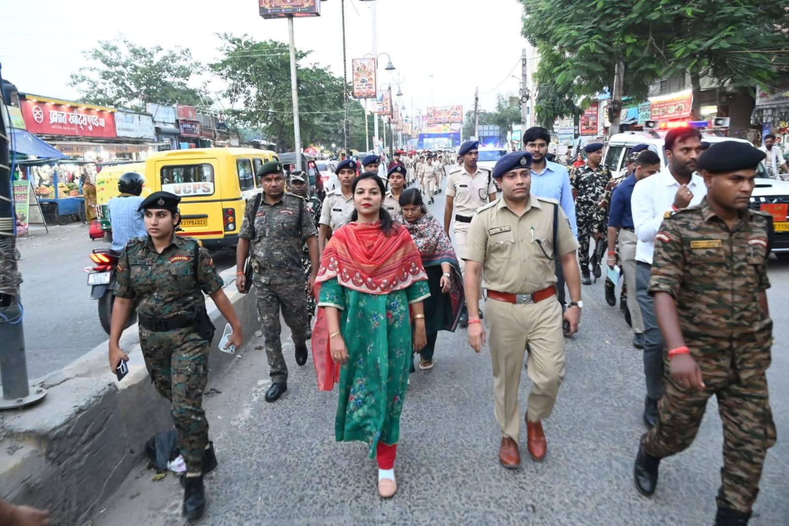 दुर्गा पूजा पर सुरक्षा के पुख्ता इंतजाम, हाजीपुर में जिला पदाधिकारी के नेतृत्व में फ्लैग मार्च